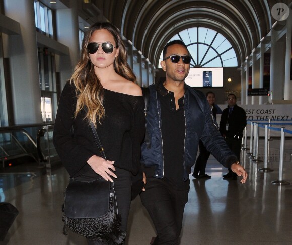 John Legend et sa femme Chrissy Tiegen arrivent à l'aéroport LAX de Los Angeles, Californie, Etats-Unis, le 3 décembre 2016.