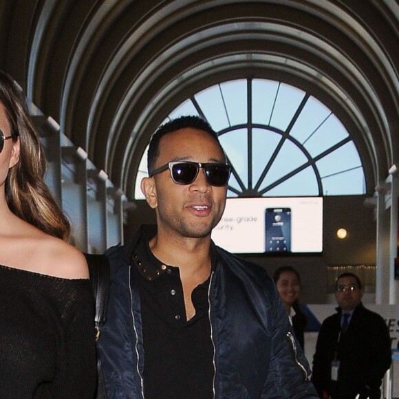 John Legend et sa femme Chrissy Tiegen arrivent à l'aéroport LAX de Los Angeles, Californie, Etats-Unis, le 3 décembre 2016.