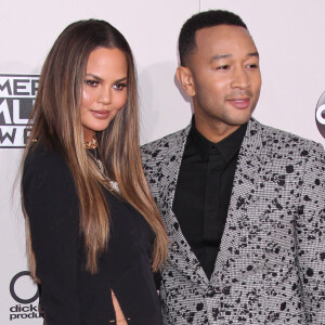 John Legend et sa femme Chrissy Teigen sur le tapis rouge du 2016 American Music Awards au théâtre Microsoft à Los Angeles, le 20 novembre 2016.  Celebrities attend the 2016 American Music Awards at Microsoft Theater on November 20, 2016 in Los Angeles, California.20/11/2016 - Los Angeles