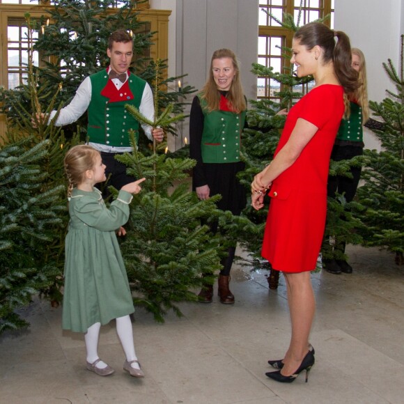 La princesse Estelle de Suède et sa maman la princesse héritière Victoria recevaient le 14 décembre 2016 les sapins de Noël offerts au palais Drottningholm par les étudiants en foresterie de l'Université des sciences agricoles, à Stockholm. ©