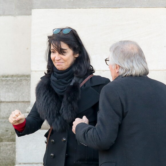 Exclusif - Zabou Breitman - Obsèques de Jean-Claude Deret, le père de Zabou Breitman au cimetière du Père Lachaise à paris le 17 décembre 2016.