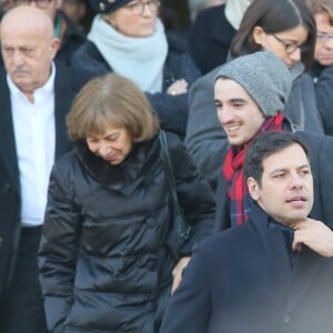 Exclusif - Antonin Chalon, le fils de Zabou Breitman, et Laurent Lafitte- Obsèques de Jean-Claude Deret, le père de Zabou Breitman au cimetière du Père Lachaise à paris le 17 décembre 2016.