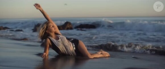 Fergie dans son nouveau clip, "Life Goes On", mis en ligne le 16 dé