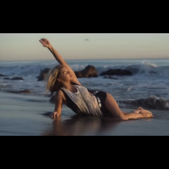 Fergie dans son nouveau clip, "Life Goes On", mis en ligne le 16 dé