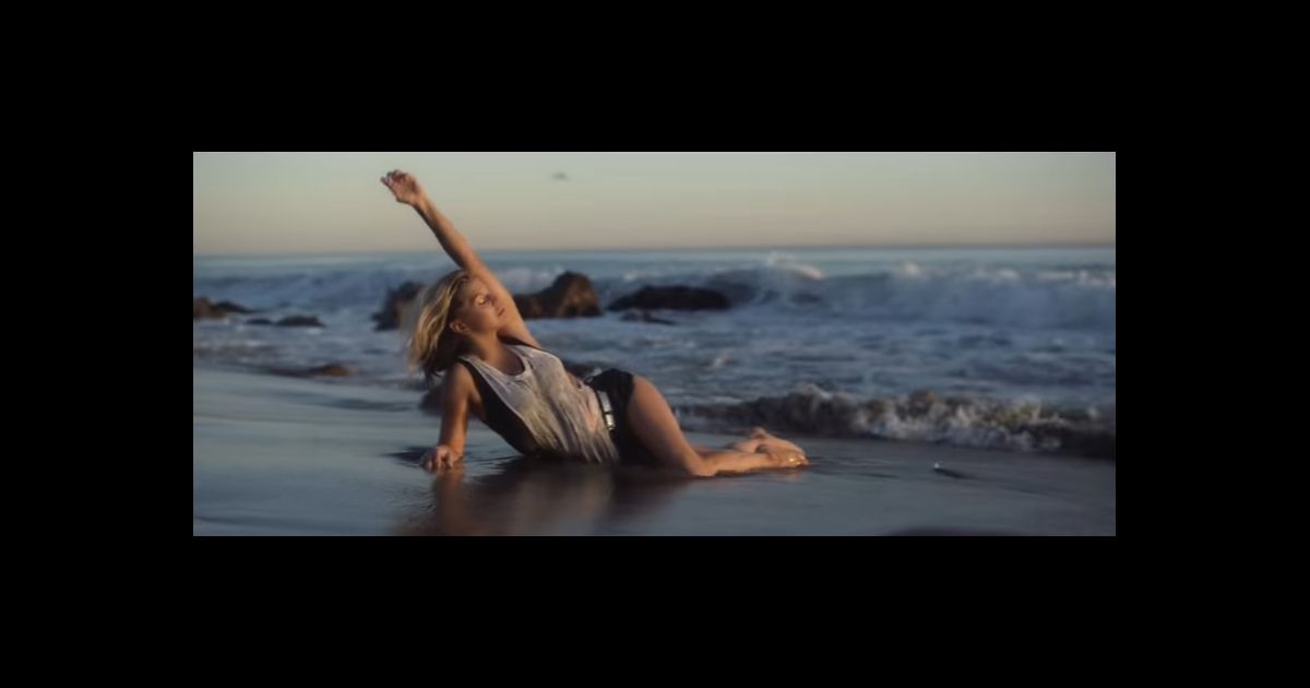 Fergie dans son nouveau clip, Life Goes On, mis en ligne le 16 dé
