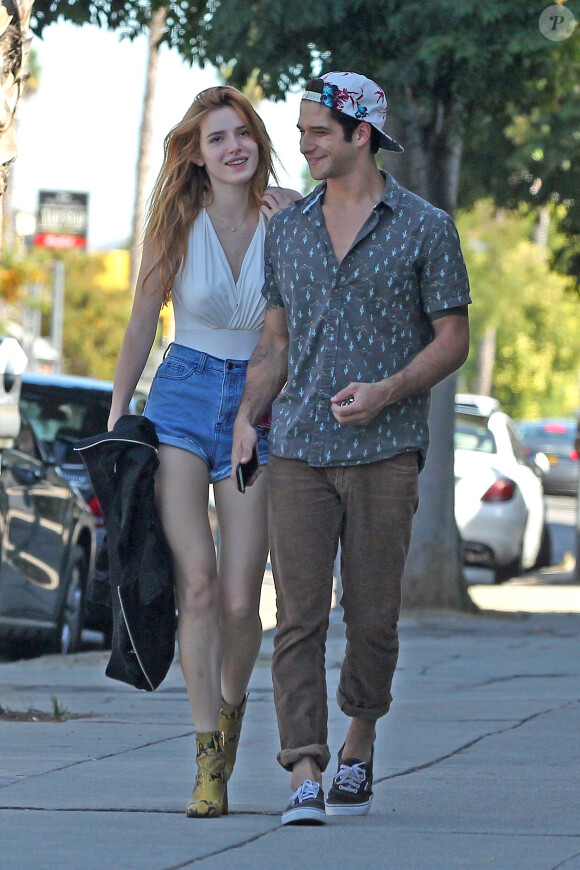 Exclusif - Bella Thorne se promène main dans la main avec son compagnon Tyler Posey à Sherman Oaks, le 20 octobre 2016