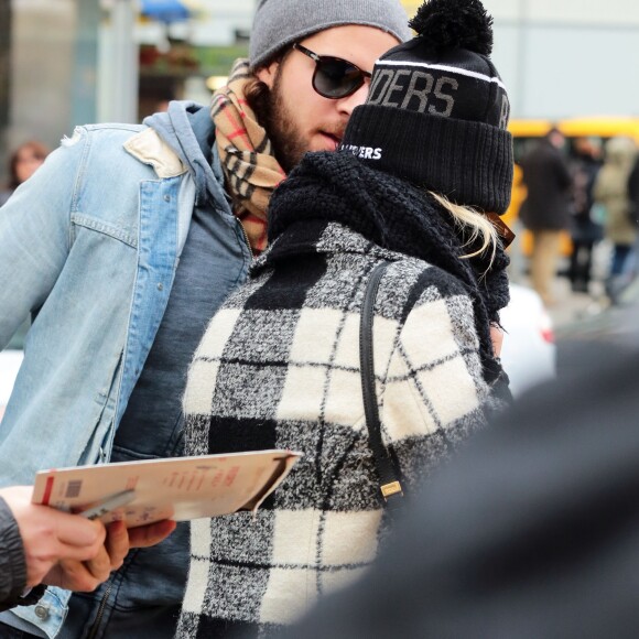 Margot Robbie se cache des photographes alors qu'elle monte dans un taxi avec son petit ami Tom Ackerley à New York, le 7 février 2016