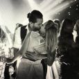 Tom Ackerley embrasse Margot Robbie (photo postée le 3 décembre 2016)