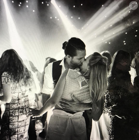 Tom Ackerley embrasse Margot Robbie (photo postée le 3 décembre 2016)