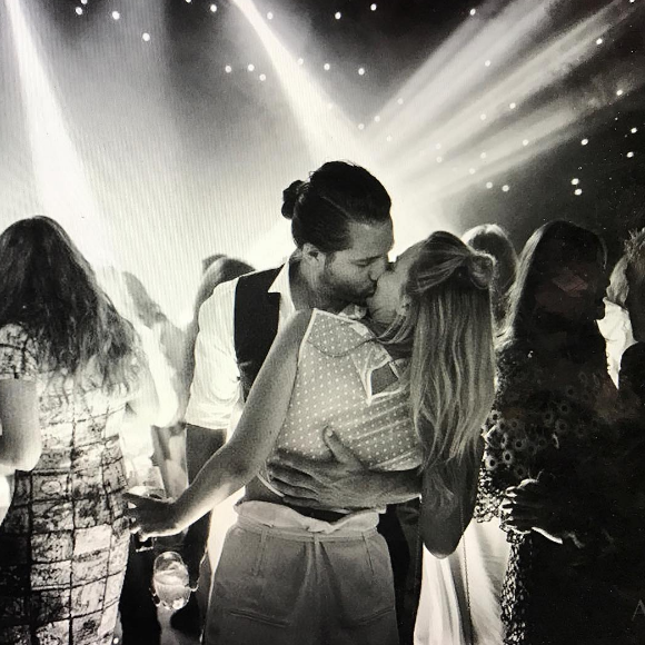 Tom Ackerley embrasse Margot Robbie (photo postée le 3 décembre 2016)