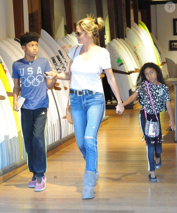 Heidi Klum et son ex mari Seal font du shopping avec leurs enfants Leni, Henry, Johan et Lou à West Hollywood. Le 23 novembre 2016.