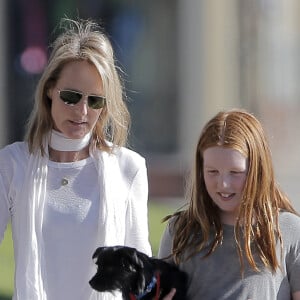 Helen Hunt, son compagnon Matthew Carnaha et leur fille Makena Carnahan emmènent leur chien chez le vétérinaire à Santa Monica, le 16 février 2016.