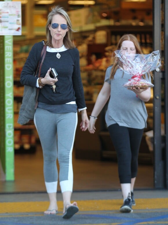 Helen Hunt fait du shopping avec sa fille Makena à Gelson's Market à Los Angeles, le 11 février 2016.