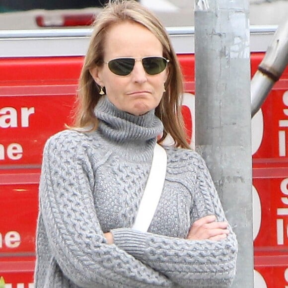 Helen Hunt attend devant la station service du Brentwood Country Mart, le 22 avril 2015.