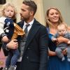 Ryan Reynolds avec sa femme Blake Lively et leurs deux filles. L'acteur a reçu son étoile sur le Walk of Fame à Hollywood, le 15 décembre 2016