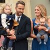 Ryan Reynolds avec sa femme Blake Lively et leurs deux filles. L'acteur a reçu son étoile sur le Walk of Fame à Hollywood, le 15 décembre 2016