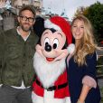 Ryan Reynolds et sa femme Blake Lively posent avec Mickey Mouse au parc Disneyland de Anaheim, Californie, Etats-Unis, le 16 décembre 2016.