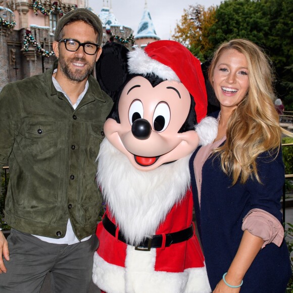 Ryan Reynolds et sa femme Blake Lively posent avec Mickey Mouse au parc Disneyland de Anaheim, Californie, Etats-Unis, le 16 décembre 2016.