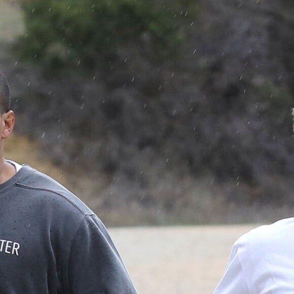 Justin Bieber trébuche pendant son jogging sur les hauteurs de Los Angeles, le 21 décembre 2016