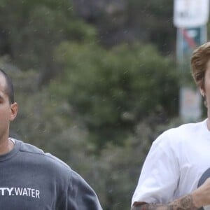 Justin Bieber trébuche pendant son jogging sur les hauteurs de Los Angeles, le 21 décembre 2016