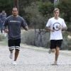 Justin Bieber trébuche pendant son jogging sur les hauteurs de Los Angeles, le 21 décembre 2016