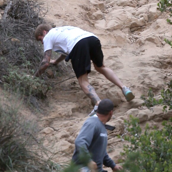 Justin Bieber trébuche pendant son jogging sur les hauteurs de Los Angeles, le 21 décembre 2016