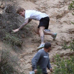 Justin Bieber trébuche pendant son jogging sur les hauteurs de Los Angeles, le 21 décembre 2016