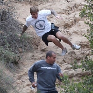 Justin Bieber trébuche pendant son jogging sur les hauteurs de Los Angeles, le 21 décembre 2016