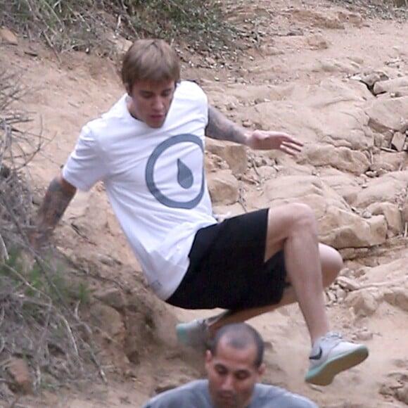 Justin Bieber trébuche pendant son jogging sur les hauteurs de Los Angeles, le 21 décembre 2016