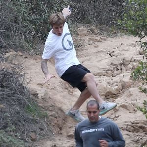 Justin Bieber trébuche pendant son jogging sur les hauteurs de Los Angeles, le 21 décembre 2016