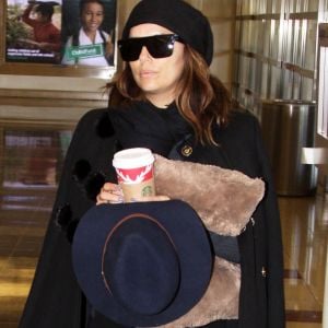 Eva Longoria, toute souriante, à son arrivée avec son mari Jose Baston à l'aéroport DCA Washington Reagan à Washington, le 1er décembre 2016.