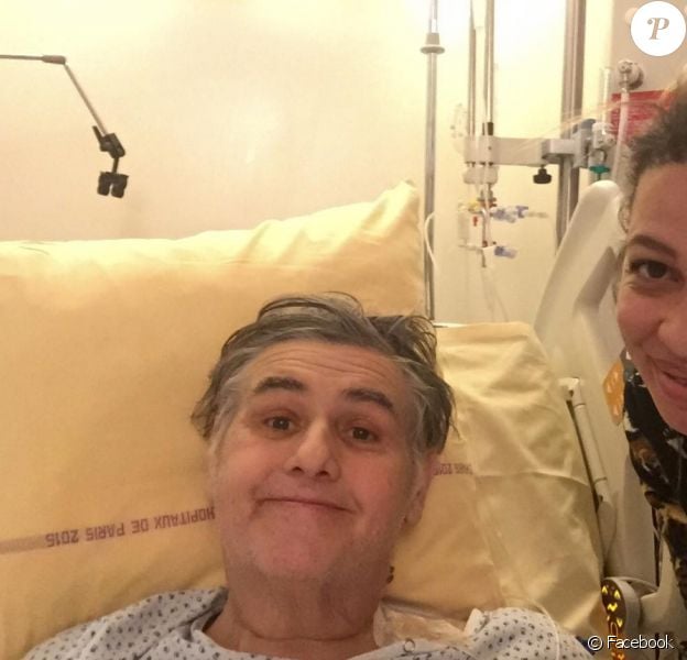 Pierre Ménès pose avec sa compagne Mélissa sur Facebook le 20 décembre 2016.