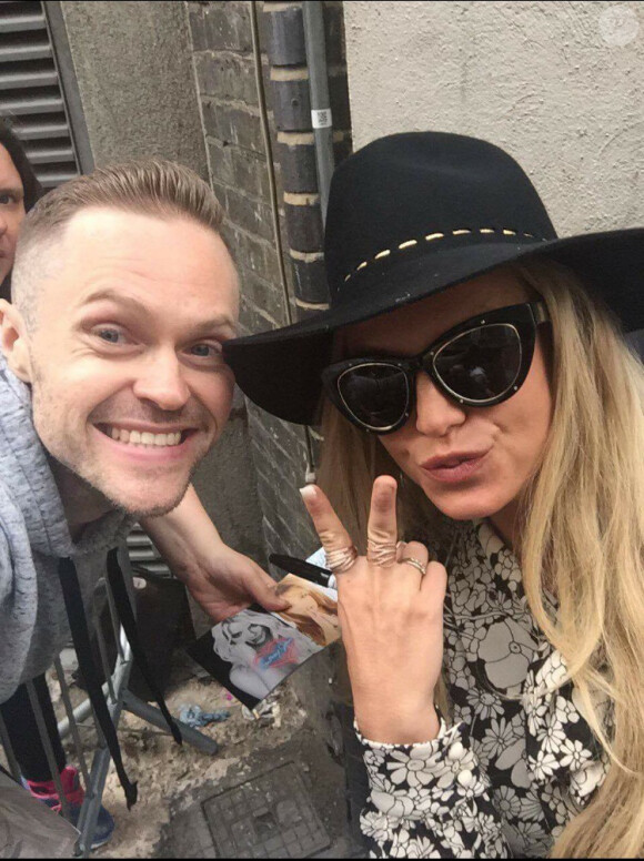 Exclusif - Britney Spears fait des selfies avec ses fans dans les rues de Londres, le 1er octobre 2016.