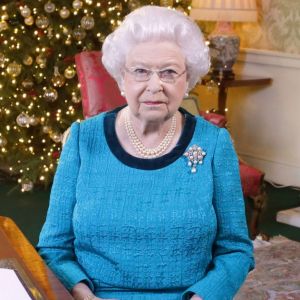 La reine Elizabeth II dans le salon Régence de Buckingham Palace lors de l'enregistrement de son message diffusé dans tout le Commonwelath pour Noël 2016. Photo by Yui Mok/PA Wire/ABACAPRESS.COM