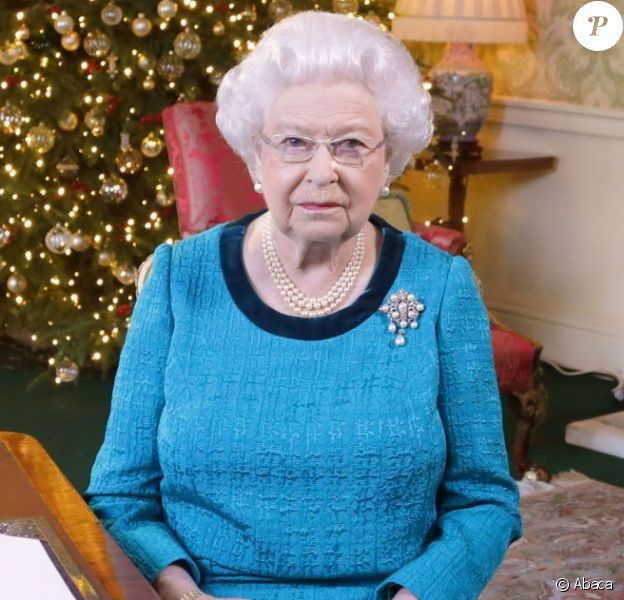 La reine Elizabeth II dans le salon Régence de Buckingham Palace lors de l'enregistrement de son message diffusé dans tout le Commonwelath pour Noël 2016. Photo by Yui Mok/PA Wire/ABACAPRESS.COM