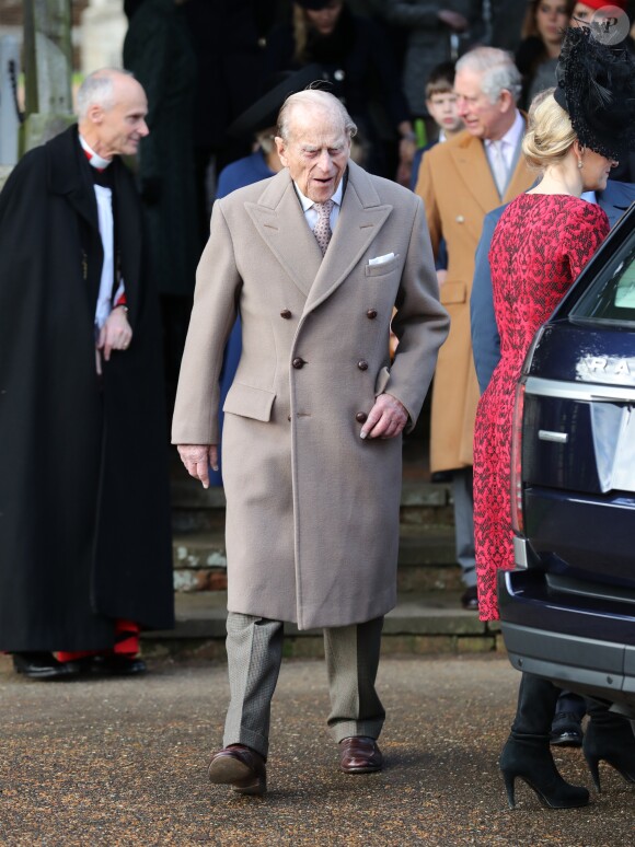Le duc d'Edimbourg assistait avec sa famille à la messe de Noël à Sandringham le 25 décembre 2016. La reine Elizabeth II y avait renoncé, pour la première fois en près de trente ans, en raison d'un rhume.