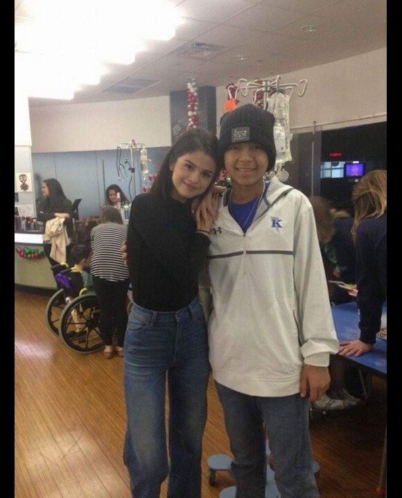 La chanteuse Selena Gomez a rendu visite à des jeunes patients dans un hôpital du Texas, le 24 décembre 2016