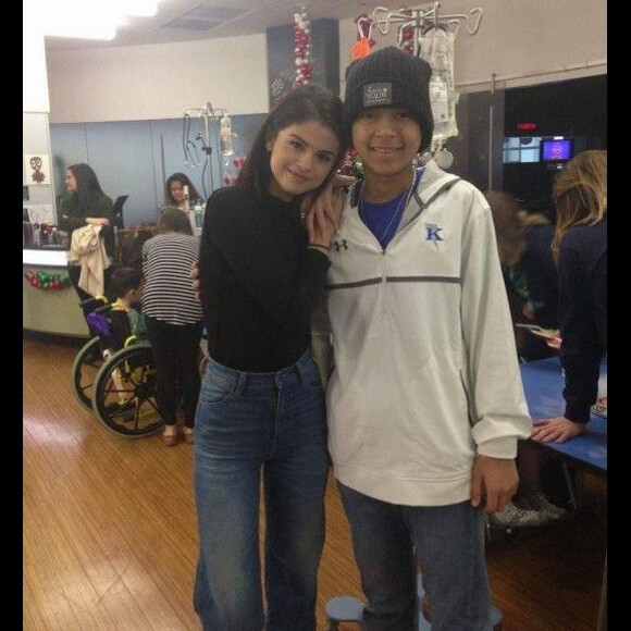 La chanteuse Selena Gomez a rendu visite à des jeunes patients dans un hôpital du Texas, le 24 décembre 2016