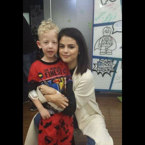 Selena Gomez a rendu visite à des jeunes patients dans un hôpital du Texas, le 24 décembre 2016