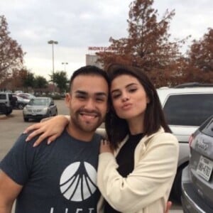 Selena Gomez pose avec un fan au Texas, le 24 décembre 2016