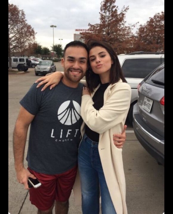 Selena Gomez pose avec un fan au Texas, le 24 décembre 2016