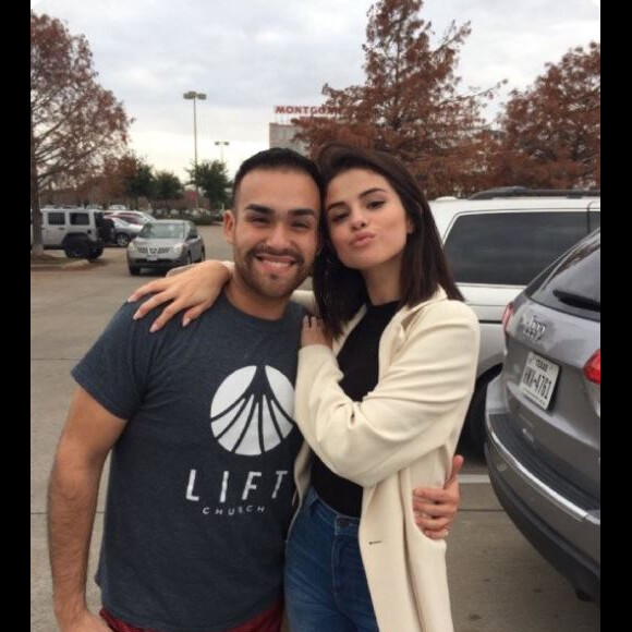Selena Gomez pose avec un fan au Texas, le 24 décembre 2016