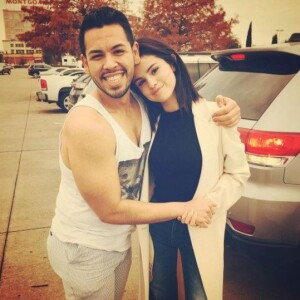 Selena Gomez pose avec un fan au Texas, le 24 décembre 2016