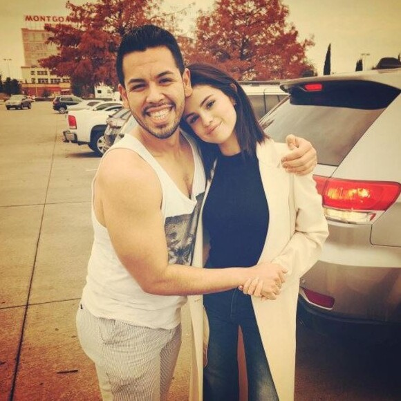 Selena Gomez pose avec un fan au Texas, le 24 décembre 2016