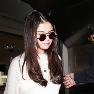 Selena Gomez arrive à l'aéroport de LAX à Los Angeles, le 28 novembre 2016