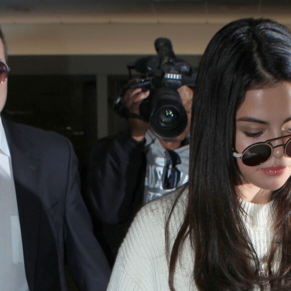 Selena Gomez arrive à l'aéroport de LAX à Los Angeles, le 28 novembre 2016