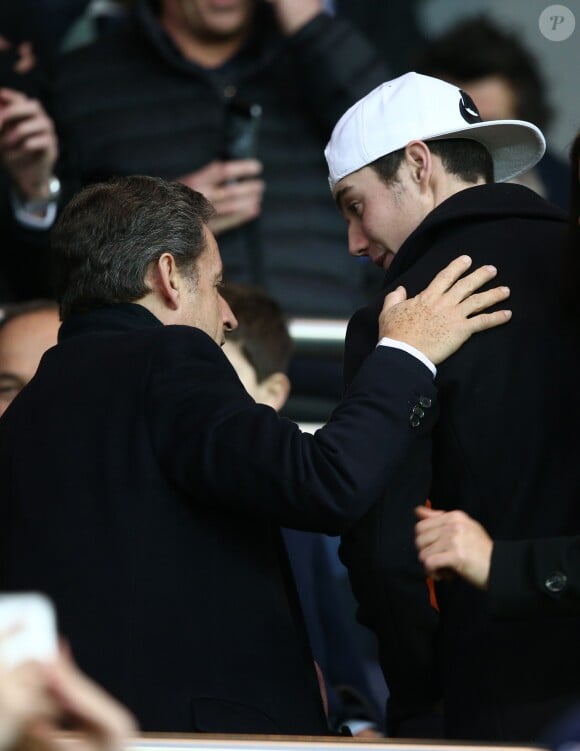 Nicolas Sarkozy et son fils Louis Sarkozy - People au match PSG-Montpellier 19ème journée au Parc des Princes, le 20 décembre 2014.