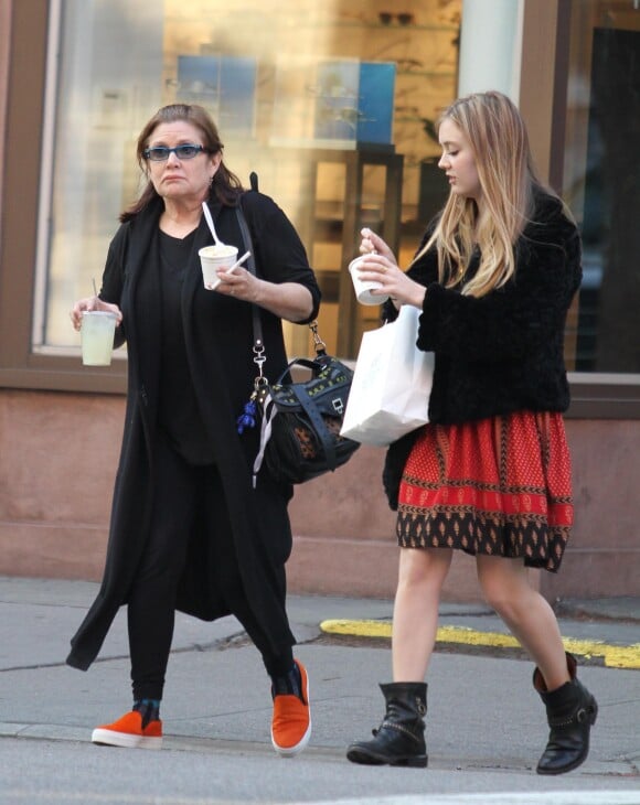 Carrie Fisher se promenant avec sa fille Billie Lourd (dont le père est Bryan Lourd) à New York le 6 mai 2012