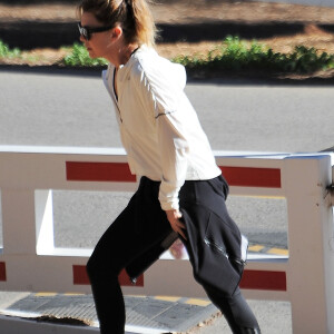 Exclusif - Ellen Pompeo se promène avec son mari Chris Ivery et leur fille Stella. L'epoux de la star porte un mystérieux bébé... A Los Angeles, le 28 décembre 2016.