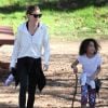 Exclusif - Ellen Pompeo se promène avec son mari Chris Ivery et leur fille Stella. L'epoux de la star porte un mystérieux bébé... A Los Angeles, le 28 décembre 2016.